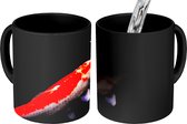 Magische Mok - Foto op Warmte Mokken - Koffiemok - Een koi karper met een esdoornblad tegen een donkere vijver - Magic Mok - Beker - 350 ML - Theemok