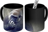 Magische Mok - Foto op Warmte Mok - Schattige Gorilla krabt in zijn neus - 350 ML