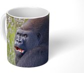 Mok - Een naar voedsel zoekende zwarte Gorilla - 350 ML - Beker