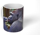 Mok - Zijaanzicht van een etende Gorilla - 350 ML - Beker