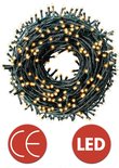 Warme witte LED-lichtjes op een groene kabel, opgerold met CE- en LED-logo's.
