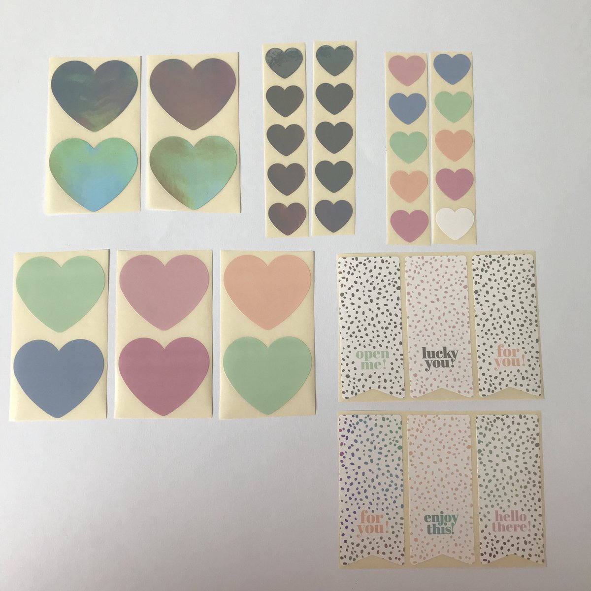 Stickers / sluitzegels mix hartjes en vaantjes pastel kleur 100 stuks groot 5 cm en klein 2,2 cm (valentijn hartjes)