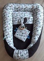 Handgemaakt babynestje Antraciet / Jungle. Incl dekentje bijtring en knisperzakje