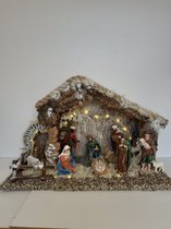 Kerststal groot met 13 figuren en 40 ledlichtjes handgemaakt dus uniek  38x56x28 cm