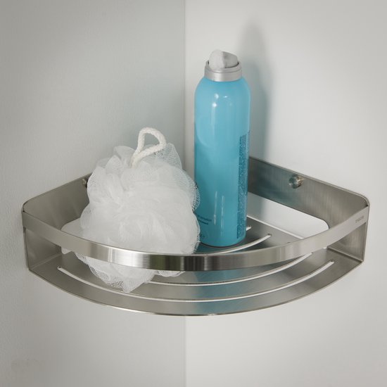 RVS douchehoekrekje op een witte muur, met een blauwe flacon en een witte douchepuff.