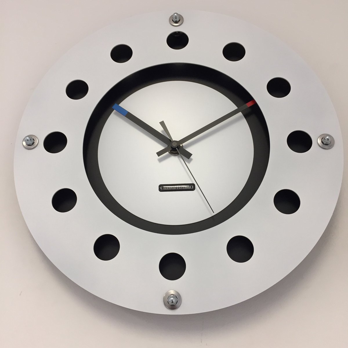 WANDKLOK WHITE FLANGE MECANICA FULL BLACK WITH WHITE  SMALL INNER CIRCLE BLUERED POINTER MODERN DUTCH DESIGN HANDGEMAAKT 40 cm
