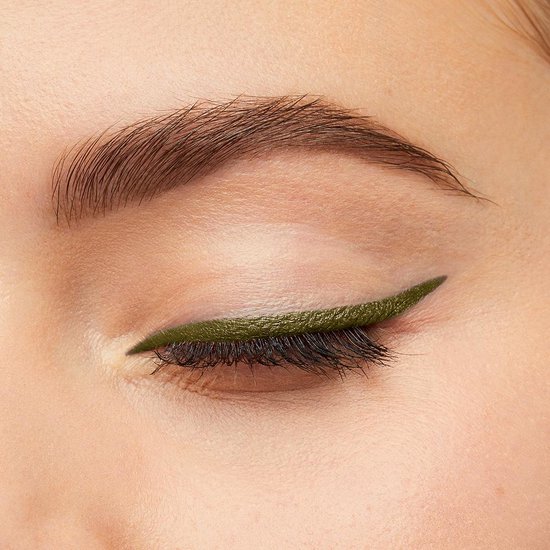 Gesloten oog met dikke zwarte wimpers en groene eyeliner.