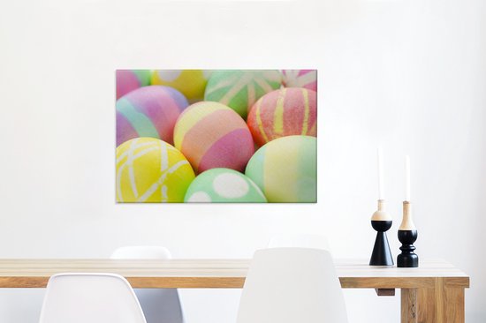 Canvas Schilderij Een close-up van eieren die beschilderd zijn voor Pasen - 90x60 cm - Wanddecoratie