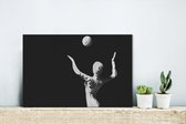 Canvas Schilderij Figuurtje die volleybal speelt op een zwarte achtergrond - 30x20 cm - Wanddecoratie