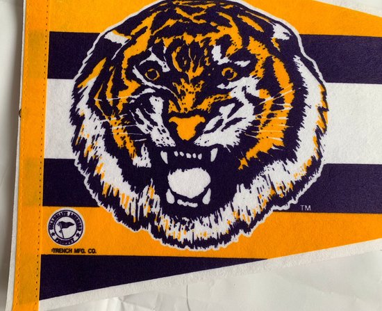 USArticlesEU - LSU Tigers - NCAA - Louisnana State University - University of Louisiana - VS - USA - vintage Vaantje - American Football - Sportvaantje - Wimpel - Vlag - Pennant - Geel/Paars/Wit/Gestreept - Tiger Logo- 31 x 72 cm