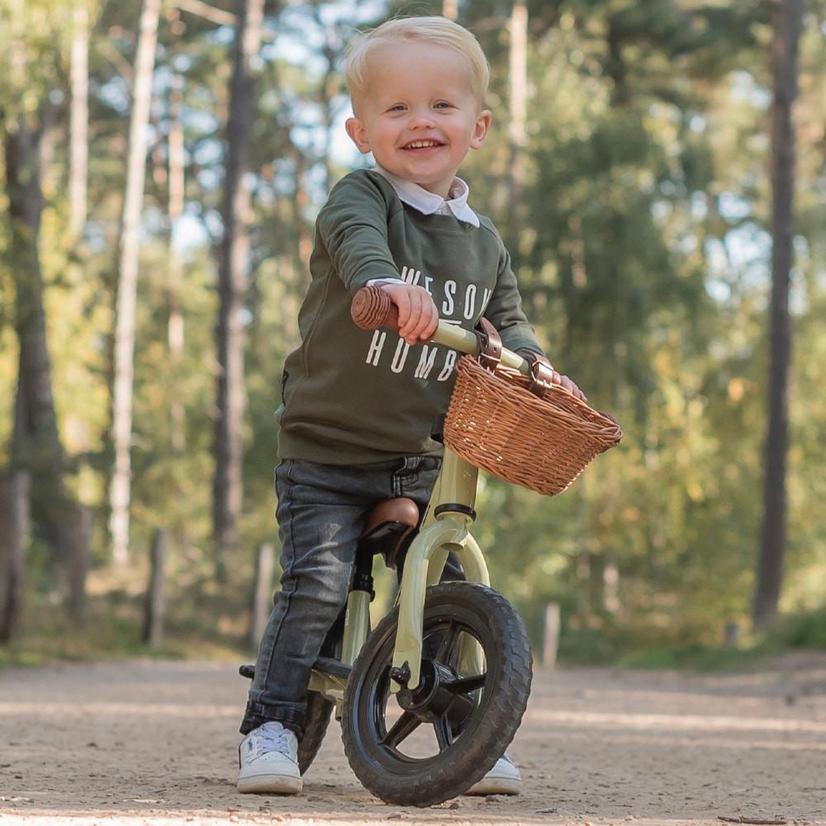 Bandits & Angels Metalen Loopfiets Met Mandje Starter Groen met Voetenplank vanaf 2 Jaar - Limited Edition - Vintage Groene Loop Fiets - Verstelbaar Zadel 29 tot 39 cm - Voor Jongens en Meisjes - Compact en Veilig - Lage Instap met Voetenplank — afbeelding 2