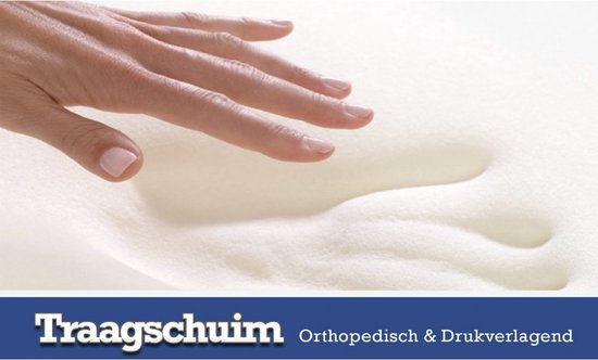 Hand streelt over wit traagschuim. Tekst: Traagschuim Orthopedisch & Drukverlagend.