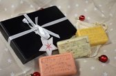 Kerst cadeau box met Kokosmelk, kaneel-sinaasappel, tabaksbloem & tonkaboon - savon de marseille zepen