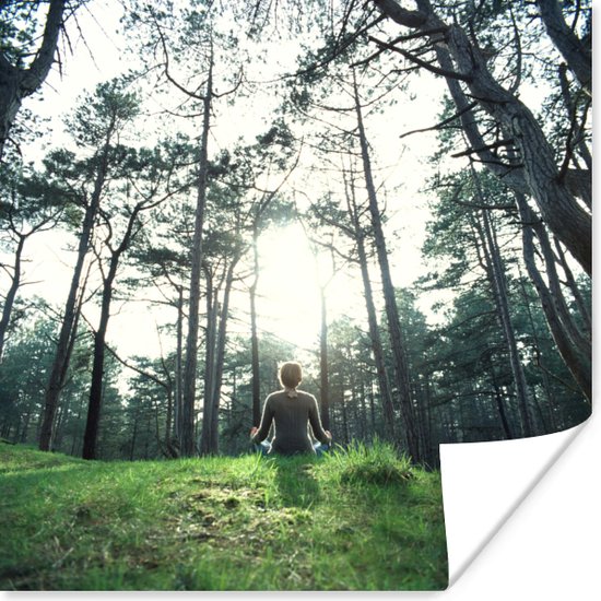 Iemand doet yoga in het bos poster 100x100 cm - Foto print op Poster (wanddecoratie woonkamer / slaapkamer)