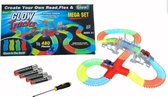 Glow Tracks 507-Delige Spectaculaire Magic TracksPad - Te Combineren met Magic Tracks - Flexibele Speelgoed Auto Racebaan met 2 Verlichte Auto's - Brug en Kruispunt - Autobaan Fluo
