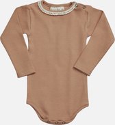 Organisch Katoen Newborn Romper Kant / Ribbed Body With Lace | Maat 68 Deep Toffee | Blossom Kids