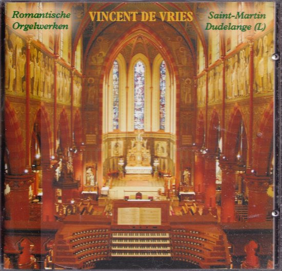 Gouden letters 'Vincent de Vries' boven een foto van een kerkorgel in een grote, rode kerk. Romantische orgelwerken.