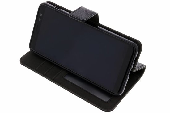 Zwarte lederen telefoonhoes, geopend met een smartphone erin. De binnenkant heeft kaartsleuven.
