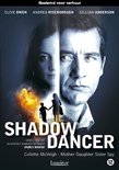 DVD-cover van Shadow Dancer met Clive Owen, Andrea Riseborough en Gillian Anderson. Een kind wordt vastgehouden door een vrouw, met op de achtergrond een explosie.