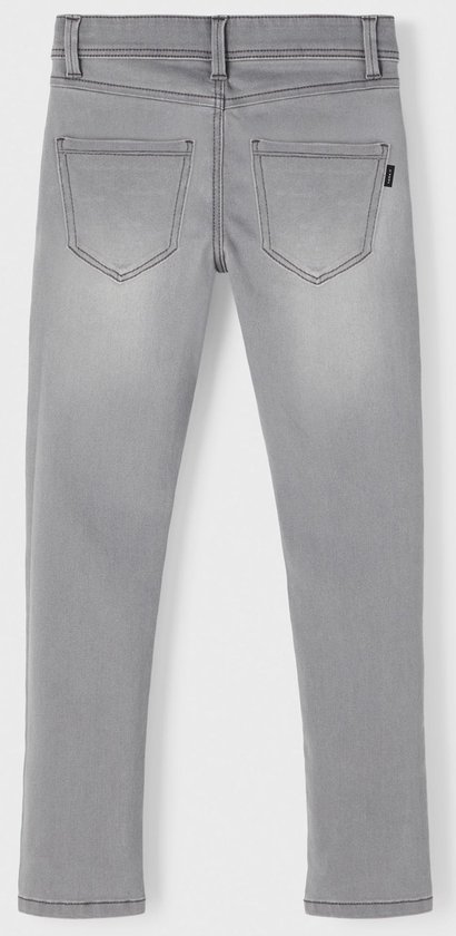 Achterkant van een grijze jeans met rechte pijpen, opgestikte achterzakken en zwarte stiksels.
