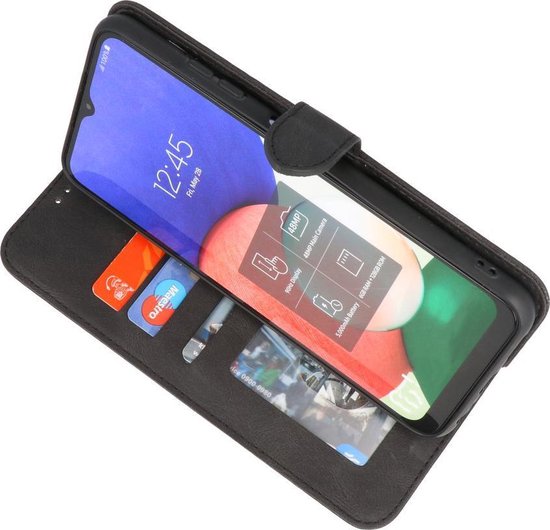 Zwart kunstleren portemonnee hoesje deels geopend met smartphone, kaarthouders zichtbaar.
