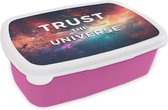 Broodtrommel Roze - Lunchbox - Brooddoos - 'Trust the universe' - Quotes - Spreuken - Jongens - Meisjes - Kinderen - Kind - 18x12x6 cm - Kinderen - Meisje