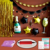 Pop the bottles - Feestbox Roaring Twenties M - Luxe Feest versiering met Roaring 20s thema - Met ballonpomp - Party box - Great gatsby Mafia Casino - Goud zwart - Slingers, folie