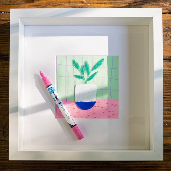Ingelijst schilderij van plant in pot, met roze en groene accenten. Naast de lijst een roze stift.