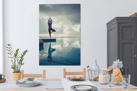 Une femme pratique le yoga près d'une piscine toile 90x140 cm - Tirage photo sur toile (Décoration murale salon / chambre)