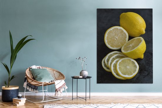Un citron simplement rendu en plusieurs morceaux sur fond sombre Toile 120x160 cm - Tirage photo sur Toile (Décoration murale salon / chambre) XXL / Groot format!