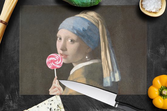 Glazen snijplank met Vermeer's 'Meisje met de parel' die een roze-wit gestreepte lolly vasthoudt, omringd door ingrediënten.
