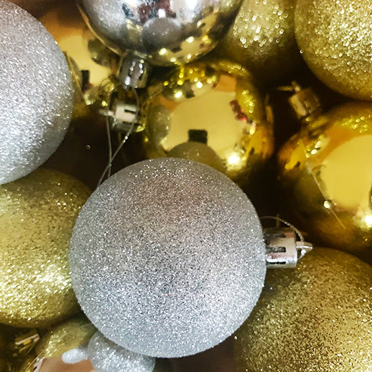 Gouden en Zilveren Kerstballen set - 24 Stuks - 6cm - Glimmend Glitter - Incl. Hanger - Kunststof - Kerstboom Versiering