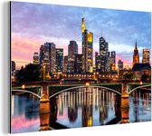Wanddecoratie Metaal - Aluminium Schilderij Industrieel - Skyline van Frankfurt am Main in Duitsland tijdens avondschemering - 60x40 cm - Dibond - Foto op aluminium - Industriële muurdecoratie - Voor de woonkamer/slaapkamer