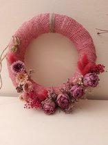 Krans roze jute met oa. liefelijke roosjes, strobloemen, gipskruid 26cm