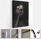 Onlinecanvas - Schilderij - Donkere Vrouw Bedekt Één Oog Moderne Verticaal - Multicolor - 50 X 40 Cm