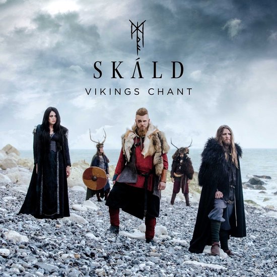 Albumcover: SKÁLD - VIKINGS CHANT. Vier personen in Vikingkleding op een kiezelstrand.