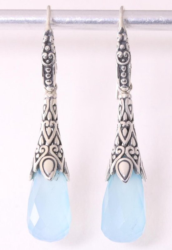 Traditioneel bewerkte lange zilveren oorbellen met pegels blauwe chalcedoon