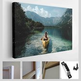 Jeune femme canoë-kayak dans le lac bohinj un jour d'été, montagnes des alpes en arrière-plan. - Toile d'art moderne - Horizontale - 1494248774