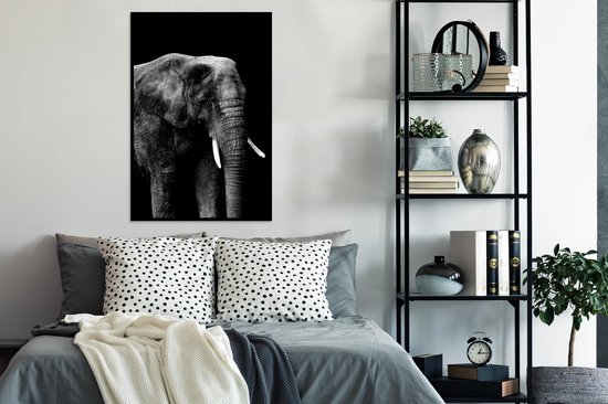 Fotolijst incl. Poster Zwart Wit- Olifant met tegen zwarte achtergrond - zwart wit - 80x120 cm - Posterlijst
