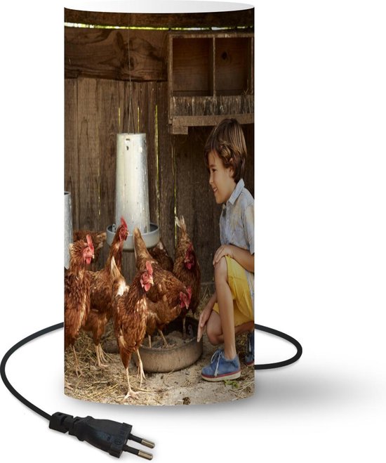 Lamp Kinderen met dieren - Lachend jongetje zit op zijn hurken bij kippen  lamp - 33 cm... | bol.com