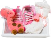 Kraam cadeau geboorte meisje dochter 7 delig met roze baby sneakers en roze knuffeltje