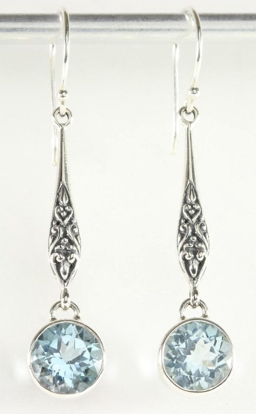 Lange bewerkte zilveren oorbellen met blauwe topaas