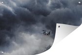 Tuinposter - Tuindoek - Tuinposters buiten - Gevechtsvliegtuig vliegt door de lucht - 120x80 cm - Tuin