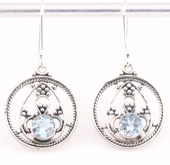 Ronde opengewerkte zilveren oorbellen met blauwe topaas