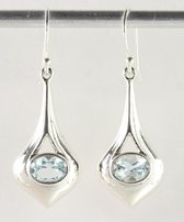 Druppelvormige zilveren oorbellen met blauwe topaas
