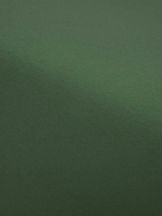 Een effen mosgroen jersey hoeslaken.