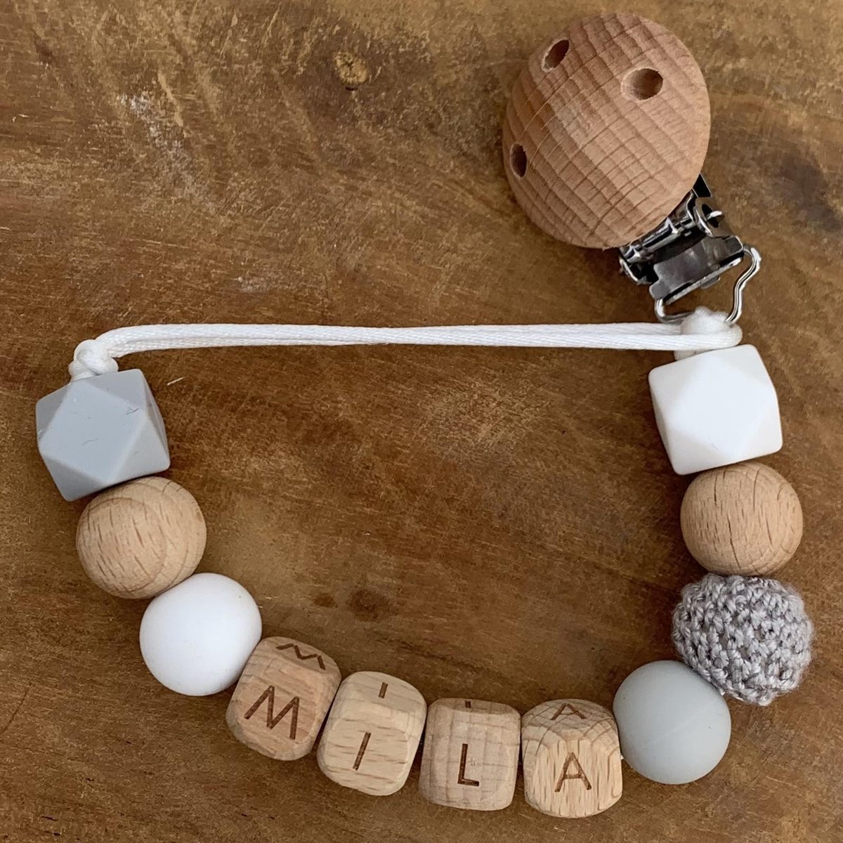 Goedkoopste Speenkoord met naam | Gepersonaliseerd | Grijs | Gender Neutraal | Kraamcadeau | Baby | Speenclip | Speenketting | Bebbes