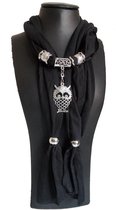Siersjaal dames bestaande uit een zwarte sjaal 180 cm versierd met ringen en hanger sieraad uil.