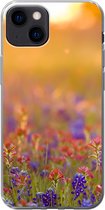 Geschikt voor iPhone 13 hoesje - Bloemen - Goud - Zon - Siliconen Telefoonhoesje