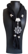 Siersjaal dames bestaande uit een zwarte sjaal 180 cm versierd met ringen en hanger sieraad bloem.